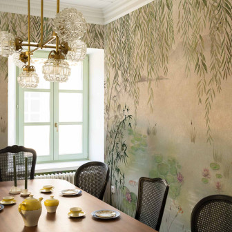 Fototapet decorativ cu design floral si acvatic Fototapet cu motive florale și elemente acvatice într-o sufragerie elegantă.