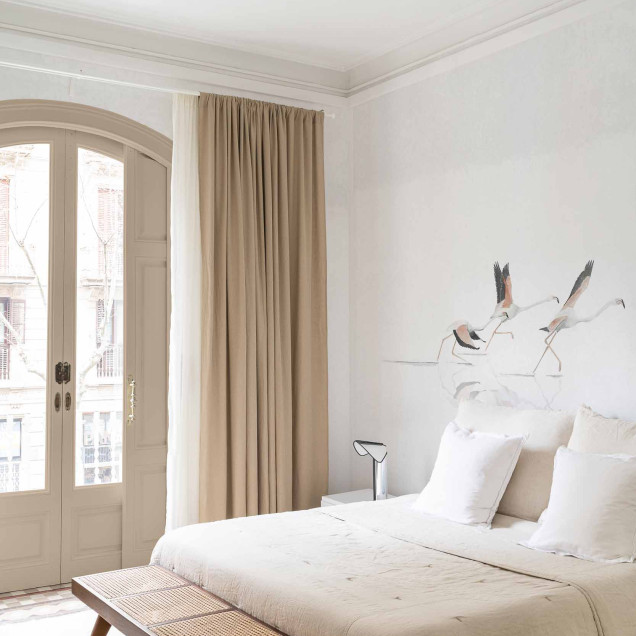 Tapet elegant cu design de păsări într-un interior modern