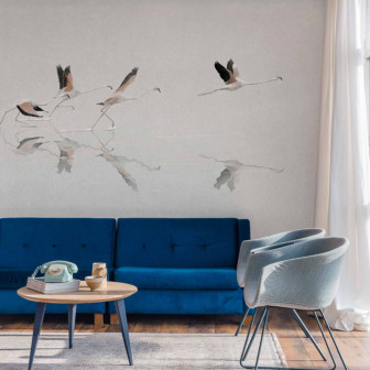 Tapet cu flamingo in zbor intr-un living modern