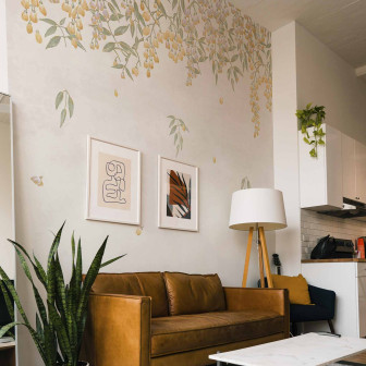 Tapet floral cu design delicat în living
