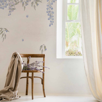 Tapet floral liliac pe un perete într-o cameră luminoasă.