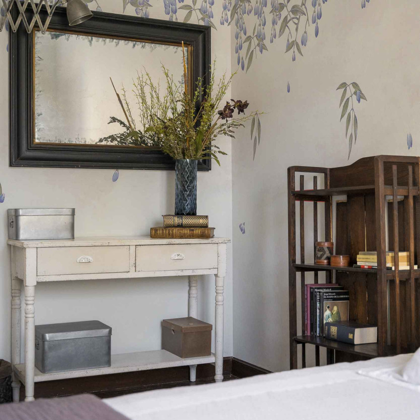 Tapet floral cu design delicat în living