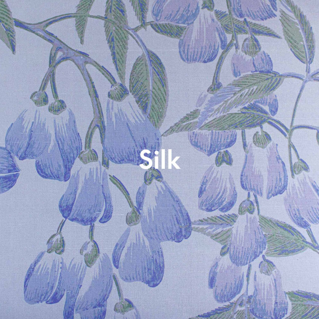 Tapet floral liliac pe un perete într-o cameră luminoasă.