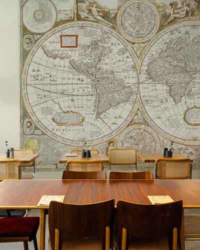 Fototapet cu hartă istorică pe papirus într-un interior modern