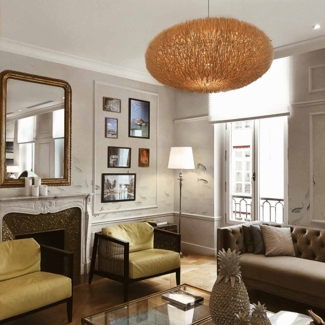 Dormitor cu tapet decorativ cu model subtil