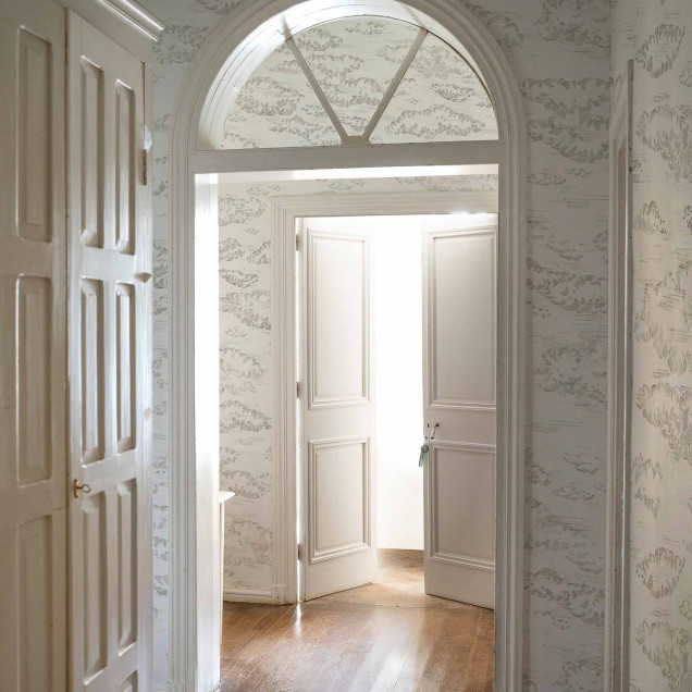 Tapet grafit cu model subtil într-un interior elegant