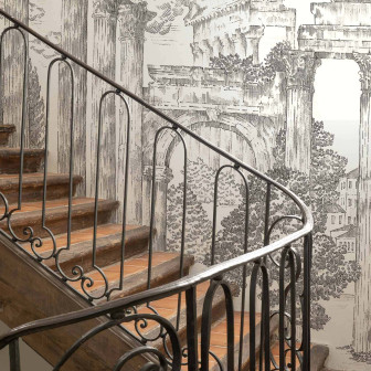 Tapet cu design 'Ruins' într-un interior cu scări