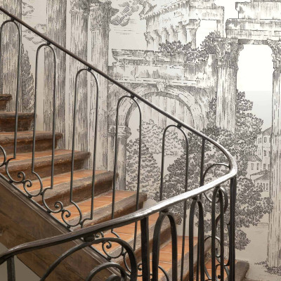 Tapet cu design 'Ruins' într-un interior cu scări