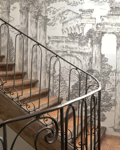 Tapet cu design 'Ruins' într-un interior cu scări