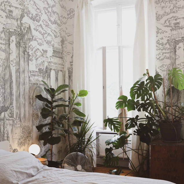 Tapet cu design 'Ruins' într-un interior cu scări