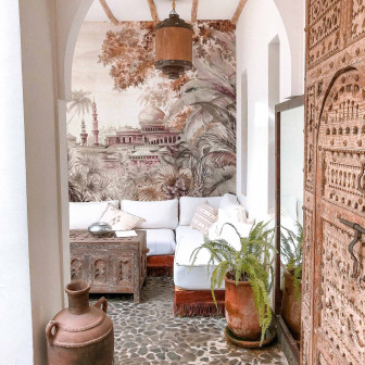 Tapet cu motive orientale într-un interior decorat cu gust