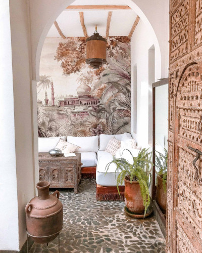 Tapet cu motive orientale într-un interior decorat cu gust