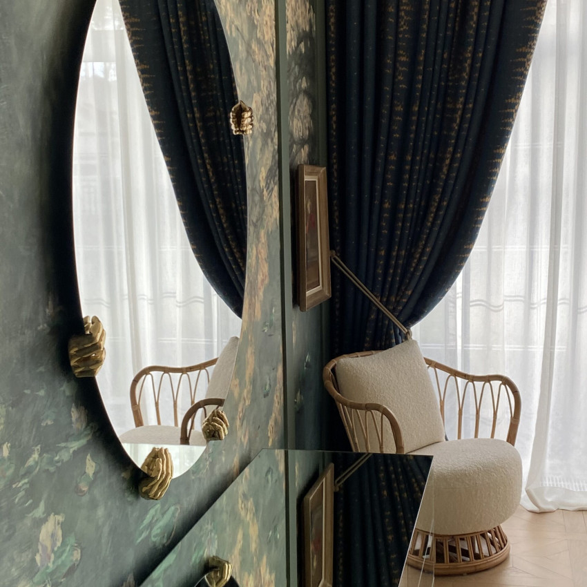 Tapet floral în nuanțe de verde și crem, cu mobilier rustic