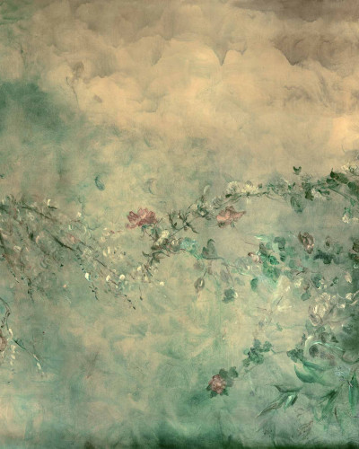 Tapet floral în nuanțe de verde și crem, cu mobilier rustic