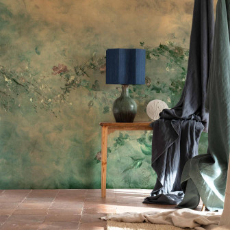 Tapet floral în nuanțe de verde și crem, cu mobilier rustic