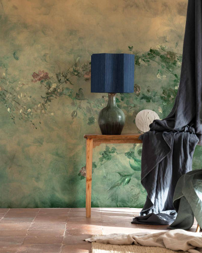 Tapet floral în nuanțe de verde și crem, cu mobilier rustic