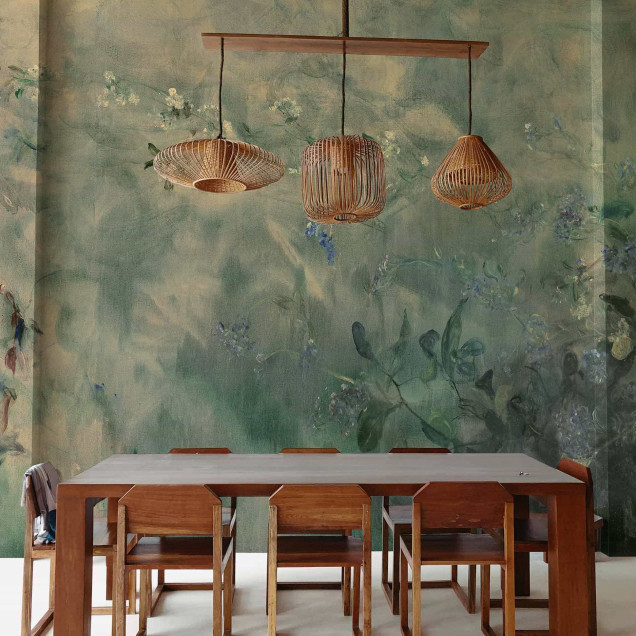 Tapet floral cu design inspirat de natură, într-un interior elegant