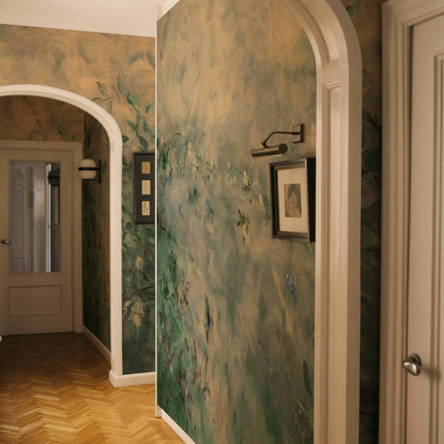 Tapet floral cu design inspirat de natură, într-un interior elegant