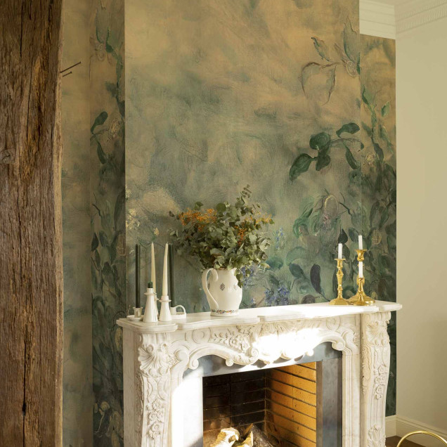 Tapet floral cu design inspirat de natură, într-un interior elegant