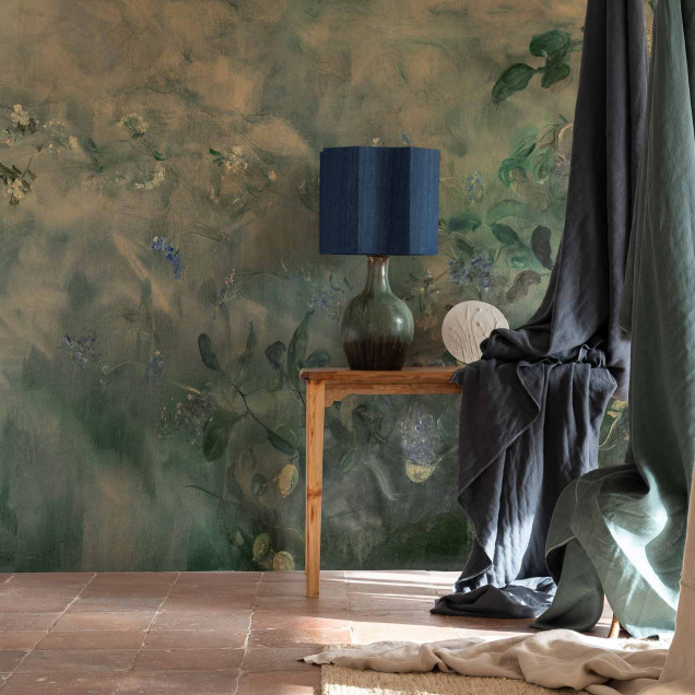 Tapet floral cu design inspirat de natură, într-un interior elegant