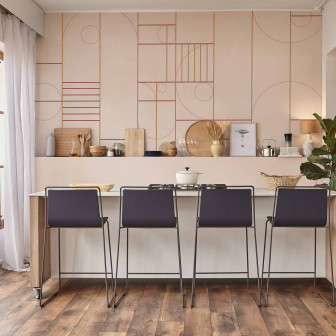 Tapet geometric bej și roșu în bucătărie