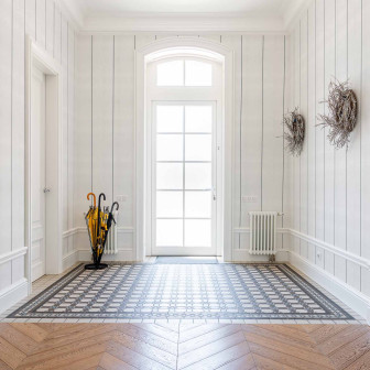 Tapet cu dungi fine într-un interior elegant