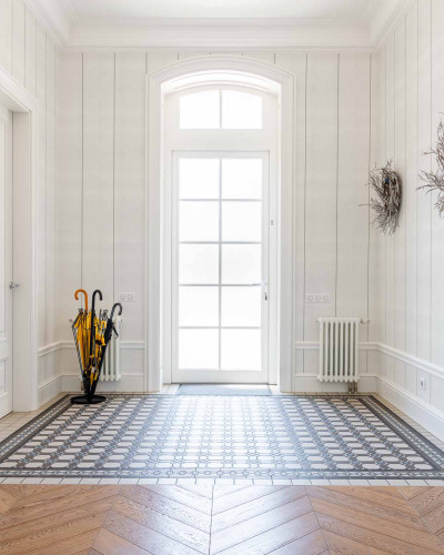 Intrare elegantă decorată cu tapet cu model de linii verticale albe