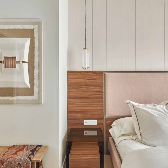 Tapet cu design modern într-un dormitor elegant