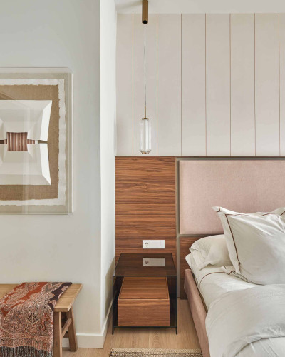 Tapet cu design modern într-un dormitor elegant