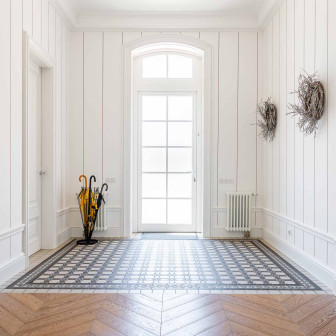 Tapet cu dungi verticale albe și roșii într-un hol elegant