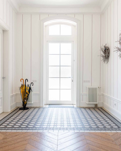 Tapet cu dungi verticale albe și roșii într-un hol elegant