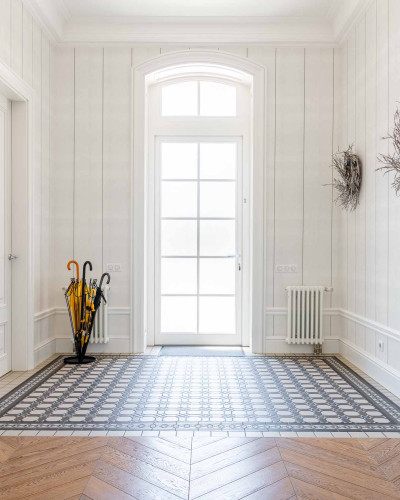 Hol elegant cu tapet cu dungi albe și pardoseală geometrică