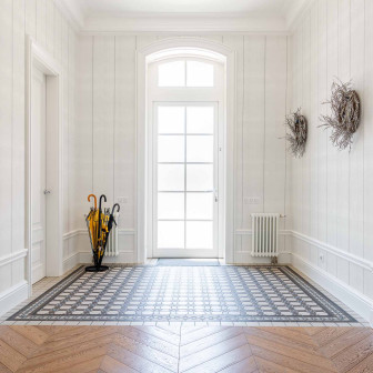 Tapet cu design marmorat într-un hol elegant