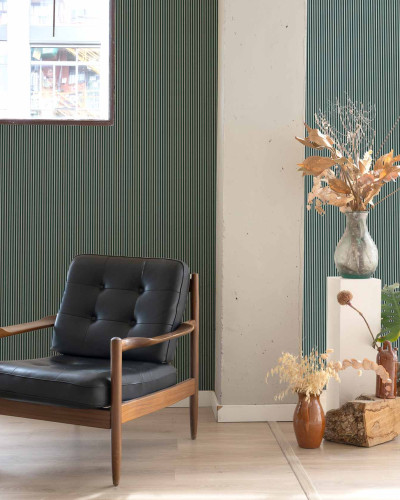 Tapet cu dungi subtile și elegante, perfect pentru un decor modern.