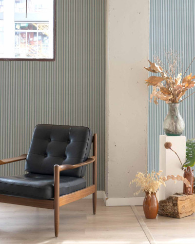 Tapet lavabil cu dungi subtile, Stripe 0.7 Principe, in decorul unei camere cu o canapea de piele neagra si plante.