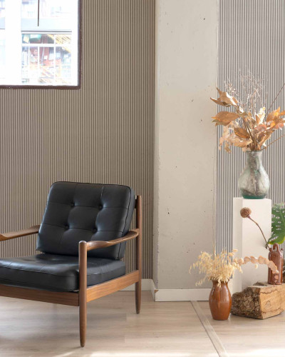 Tapet cu striuri fine, in tonuri neutre, intr-un living modern