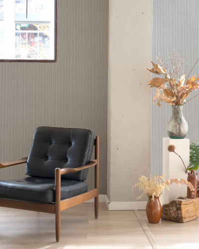 Tapet lavabil cu dungi subtile, de culoare gri, ideal pentru un design elegant.