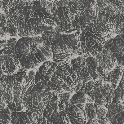 Tapet texturat sepia pe perete într-un interior modern
