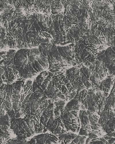 Tapet texturat sepia pe perete într-un interior modern