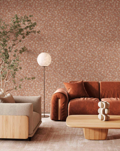 Tapet floral roz într-un living modern