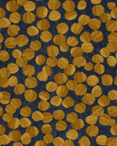 Tapet cu design artistic auriu pe fond lapislazuli într-un living modern