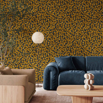 Tapet cu design artistic auriu pe fond lapislazuli într-un living modern