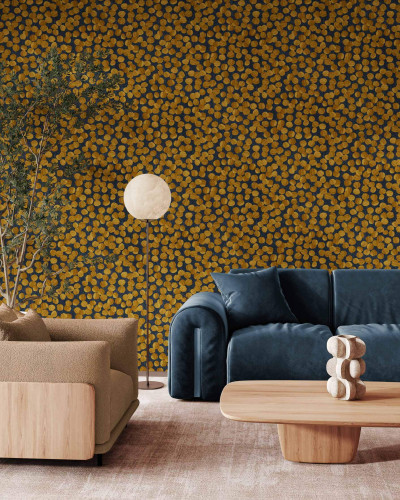 Tapet cu design artistic auriu pe fond lapislazuli într-un living modern