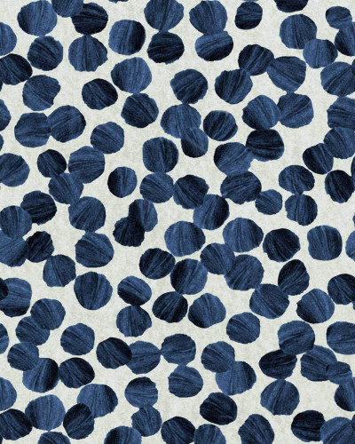 Tapet abstract cu model punctat albastru klein într-un interior modern