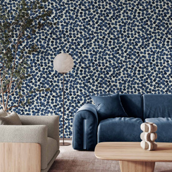 Tapet abstract cu model punctat albastru klein într-un interior modern