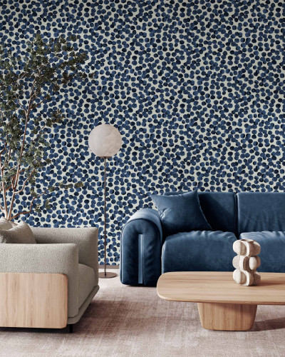 Tapet abstract cu model punctat albastru klein într-un interior modern