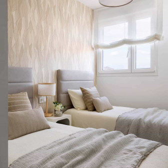 Tapet bej cu model abstract într-un dormitor modern