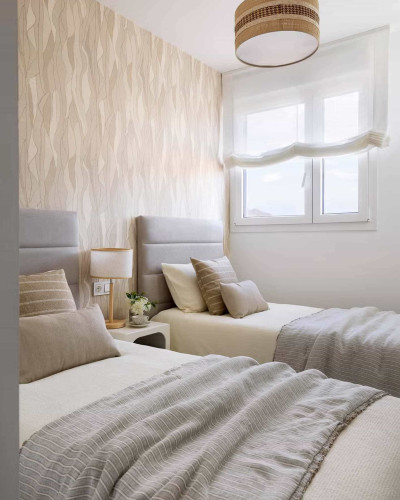 Tapet bej cu model abstract într-un dormitor modern