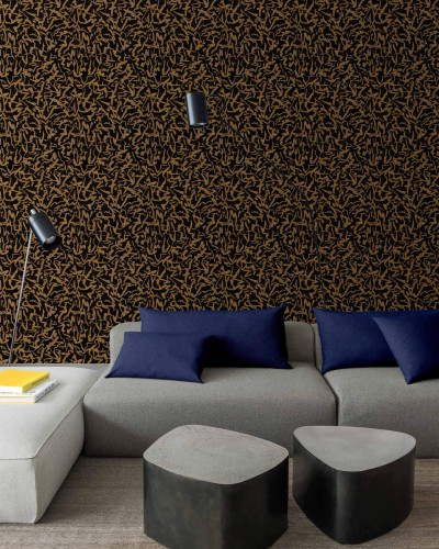 Tapet abstract negru și auriu într-un living modern