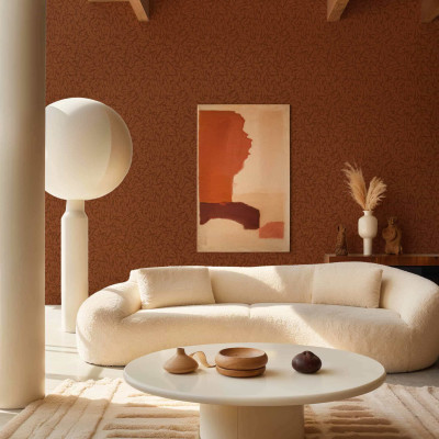 Tapet cu model abstract în nuanțe de maro, într-un living modern